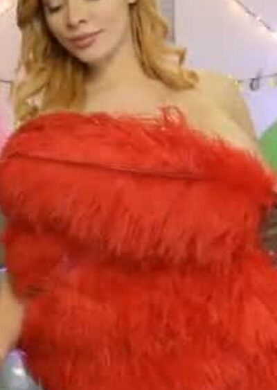 redhead thicc babe Austin White teasing her perfect body during live stream