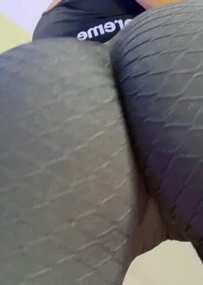 fit babe Ginasavagex  shaking her ample butt in her yoga pants