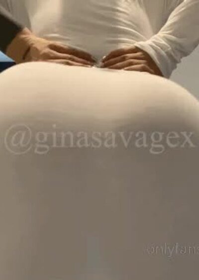 thicc babe Ginasavagex shaking her big ass in the bathroom