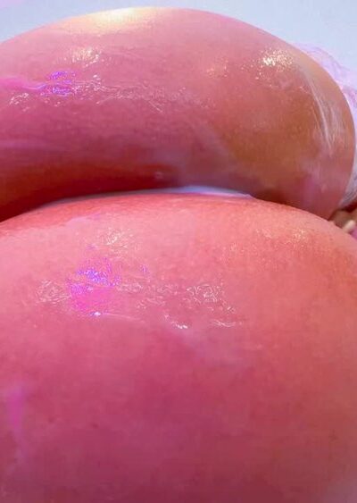 thicc babe Ginasavagex shaking her oiled up big butt