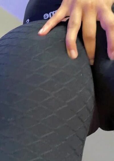 horny babe Ginasavagex grabbing her thicc ass