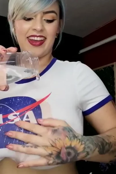 amarettoh wetting her white t-shirt teasing her big tits