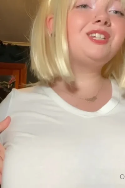 Christi Spooks sexy playing with her big natural tits