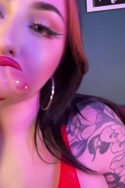 Bishoujomom sucking on a big dildo for her fans