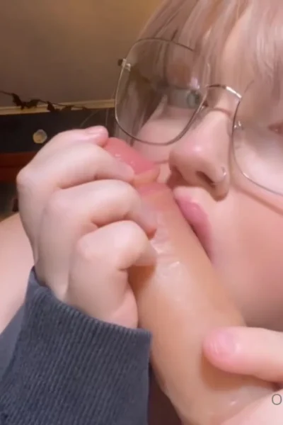 glasses thicc babe Christi Spooks sucking on a dildo video leaked
