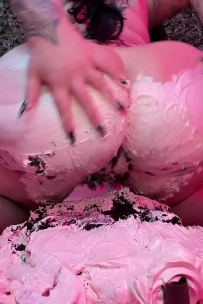onlyfans babe Bishoujomom smashing a cake with her big booty video leaked