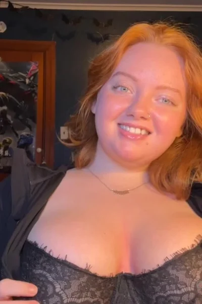 Christi Spooks sucking a dildo on livestream