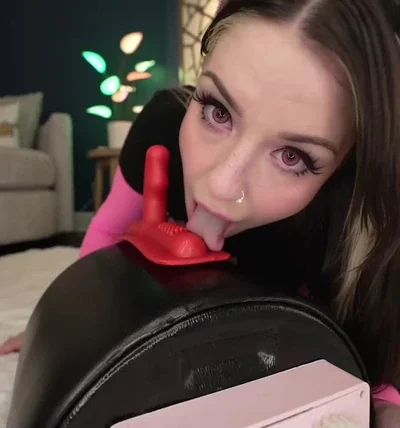 Heatherbby riding a red dildo sybian sex machine
