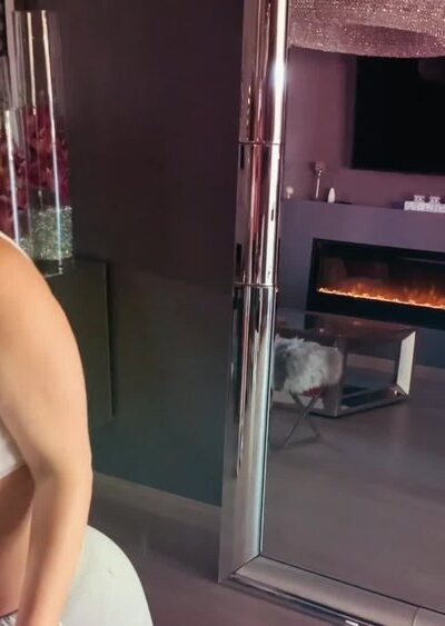 Sophie Dee teases her daily live video