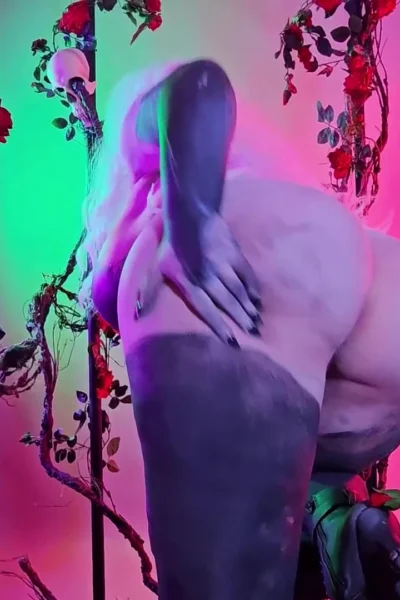 Bishoujomom showing off her big ass and masturbation