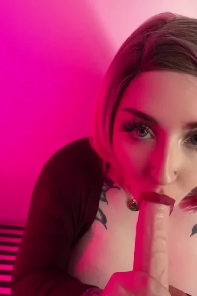 horny babe Bishoujomom sucking on a big dildo video leaked