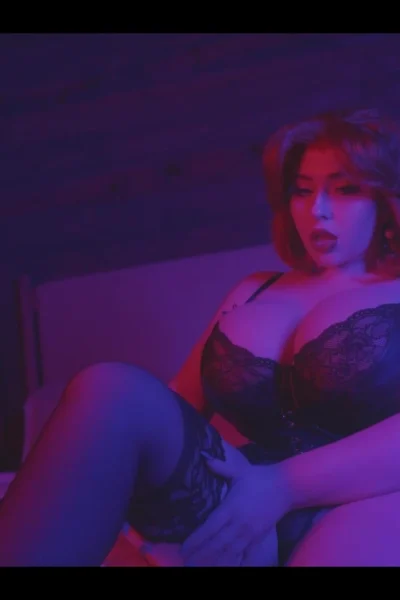 Bishoujomom teasing her thicc body in her black lingerie