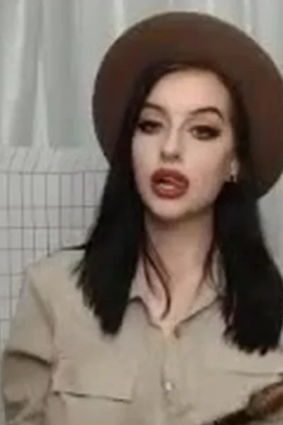Cubbi thompson cosplaying topless during livestream
