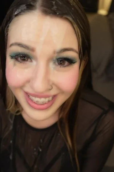 Heatherbby getting facialized by a big dildo