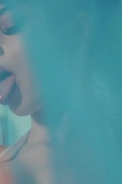 Jewelz blu pink double-ended-dildo play in the bubble pool