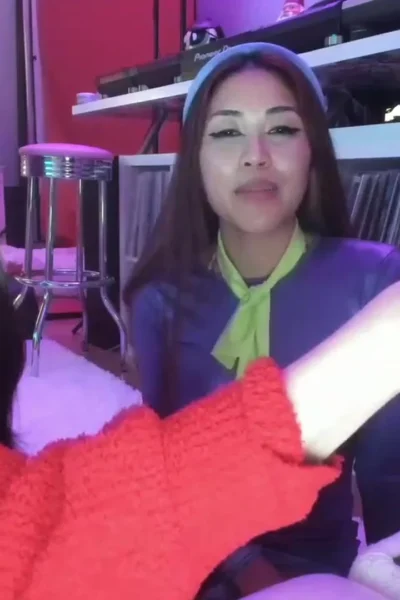 Delightfulhug two scooby-doo cosplay sluts teasing on livestream